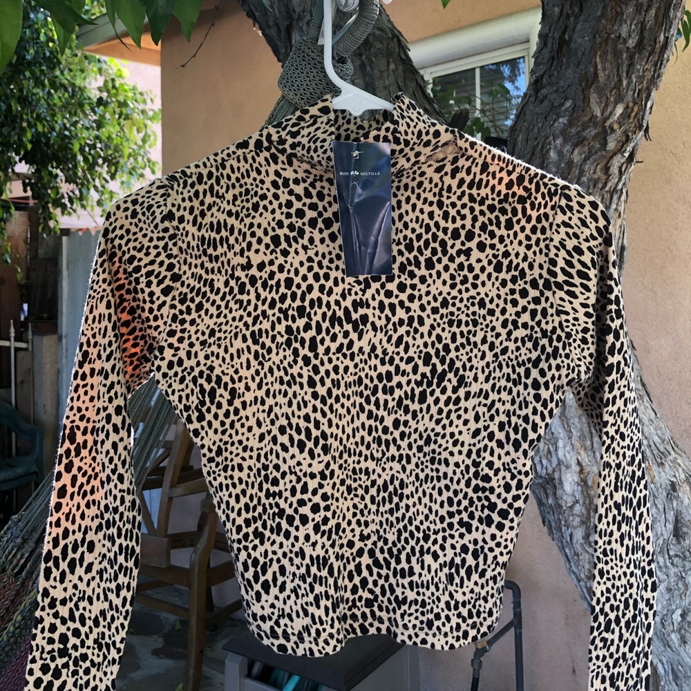 BRANDY MELVILLE “LEOPARD TURTLENECK” NWT, flawed